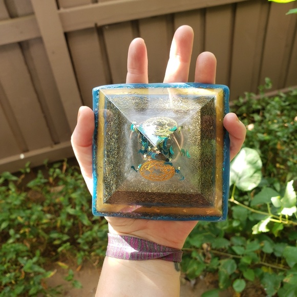 Orgone pyramid - Picture 3 of 3